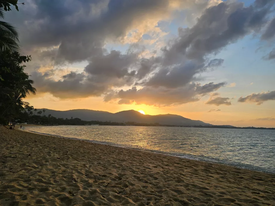 Solnedgang over øen - udsigt fra hotellets strand