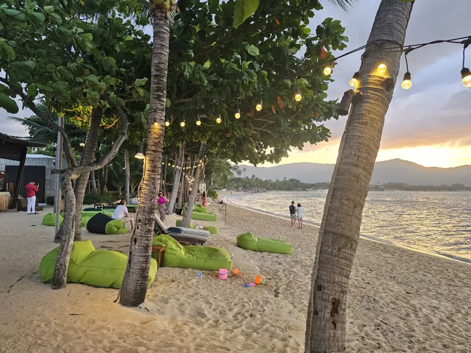 Hotellets strand om aftenen