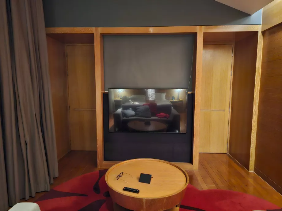 Værelse med en lukket dør, der adskiller gangen og badeværelset