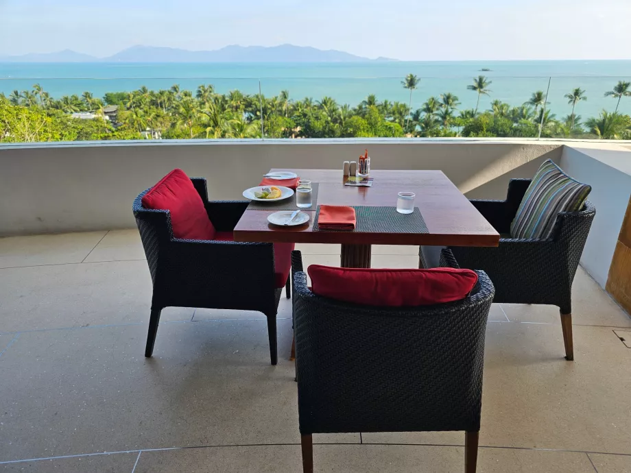 Morgenmad - terrasse med udsigt