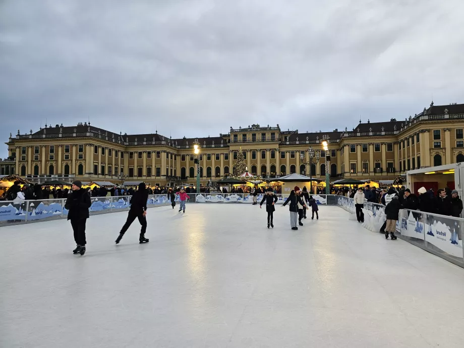 Skøjtebane på julemarkedet i Schönbrunn