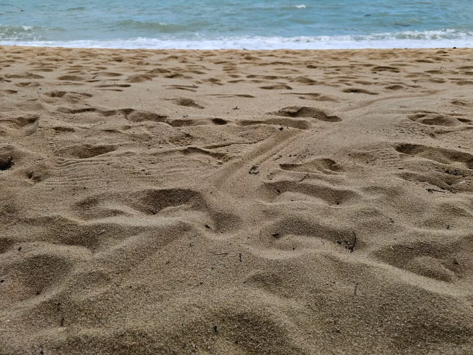 Grovere sand på hotellets strand