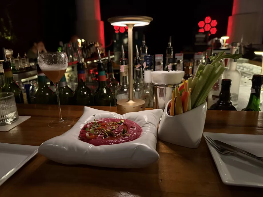 Hummus med rødbede i WooBar