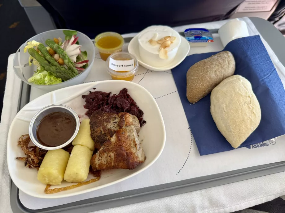 Hovedret: svinemørbrad med gnocchi, rødkål og stegte løg