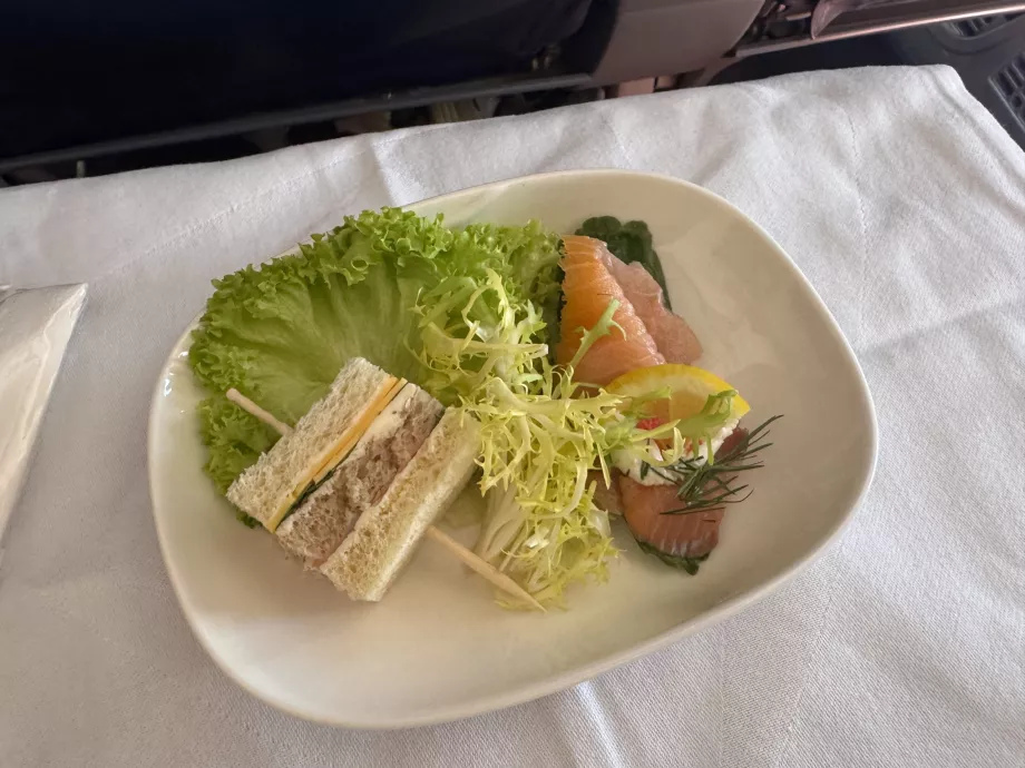 Forret: toast, salat og laks