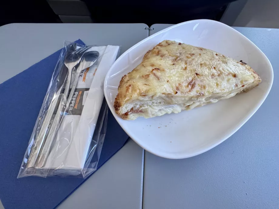 Første service - bagt toast med ost og skinke