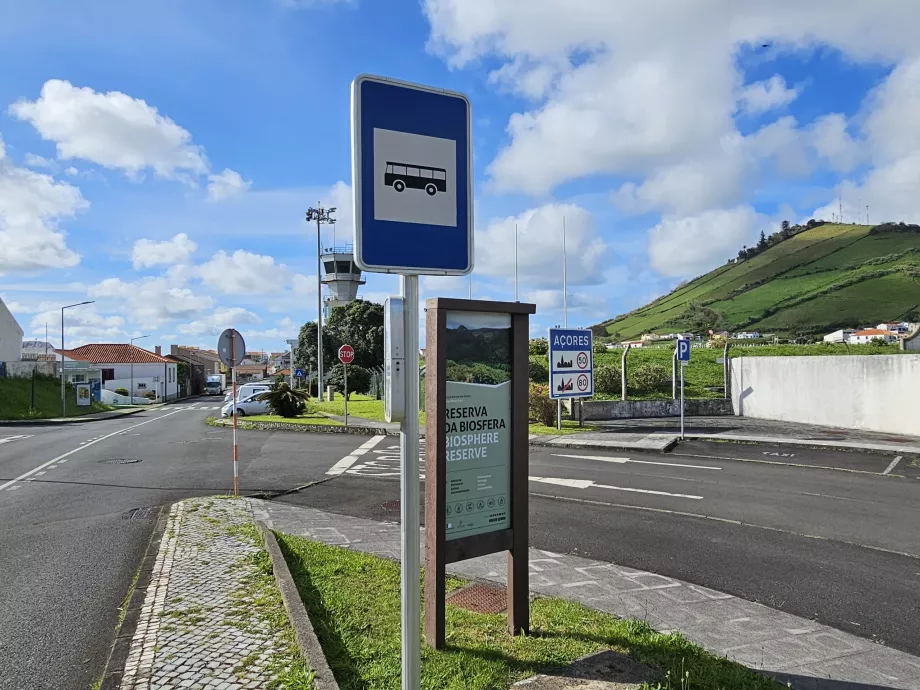 Busstoppested ved Flores lufthavn