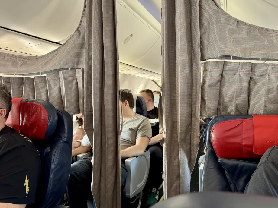 Gardin adskiller business class fra økonomikabine
