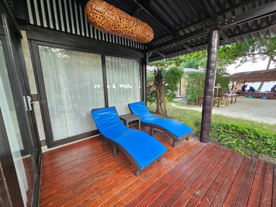 Solsenge foran vores suite med et soveværelse