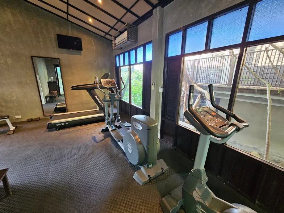 Fitnesscenter med gammelt udstyr