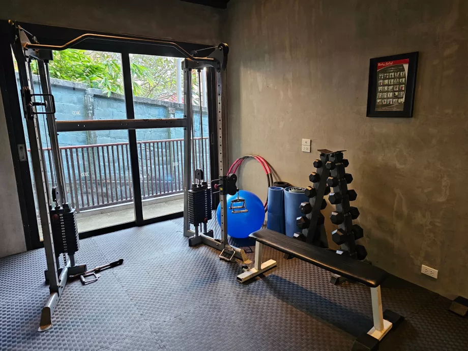 Fitnesscenter med gammelt udstyr