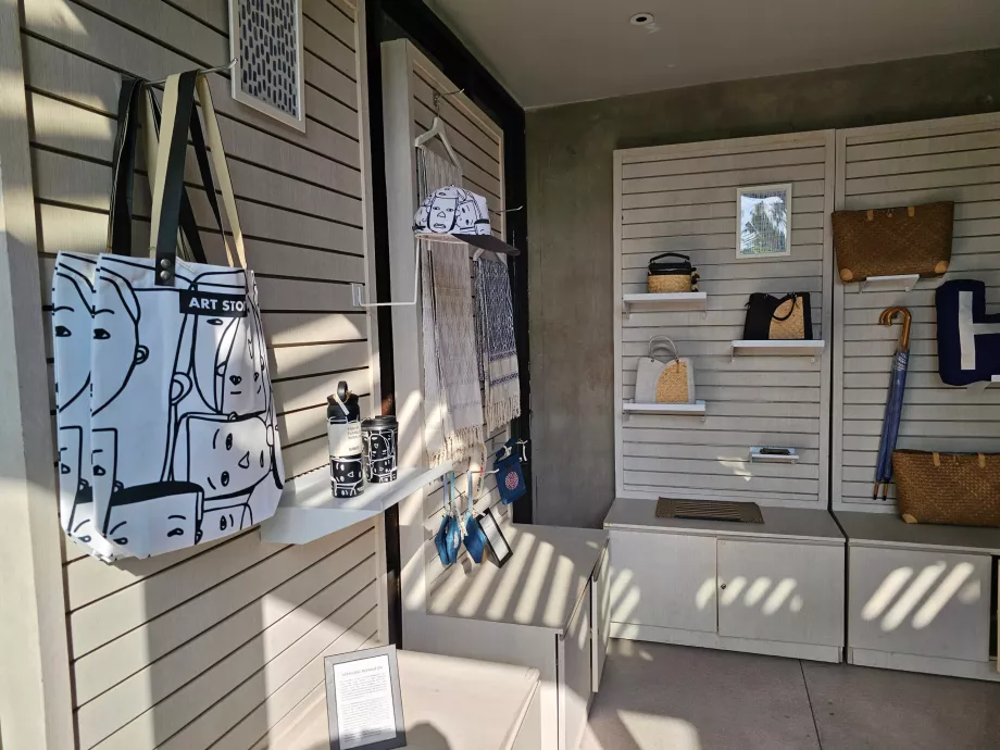 Lille souvenirbutik i receptionen