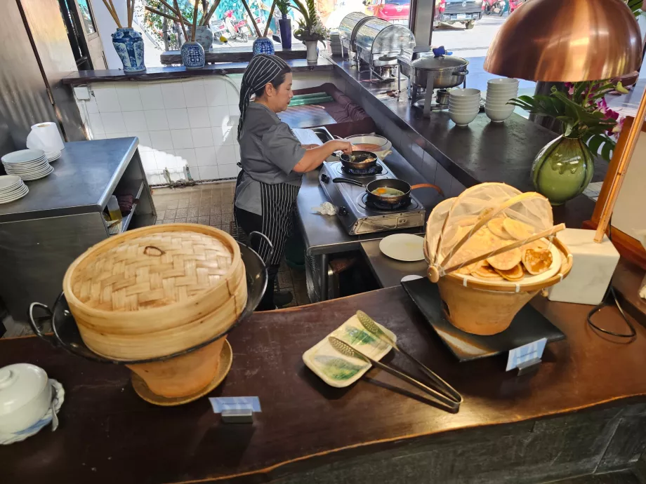 Morgenmad - pandekager og tilberedning af æg