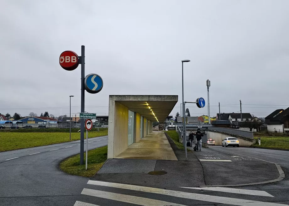 Togstation nær lufthavnen - retning Graz til venstre