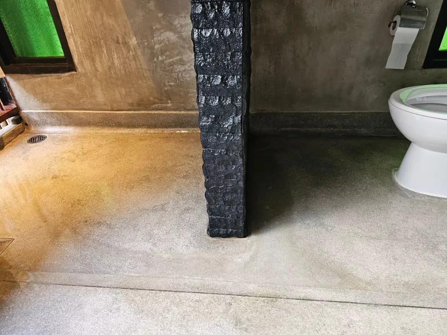 Vandet fra bruseren løber ned i toilettet