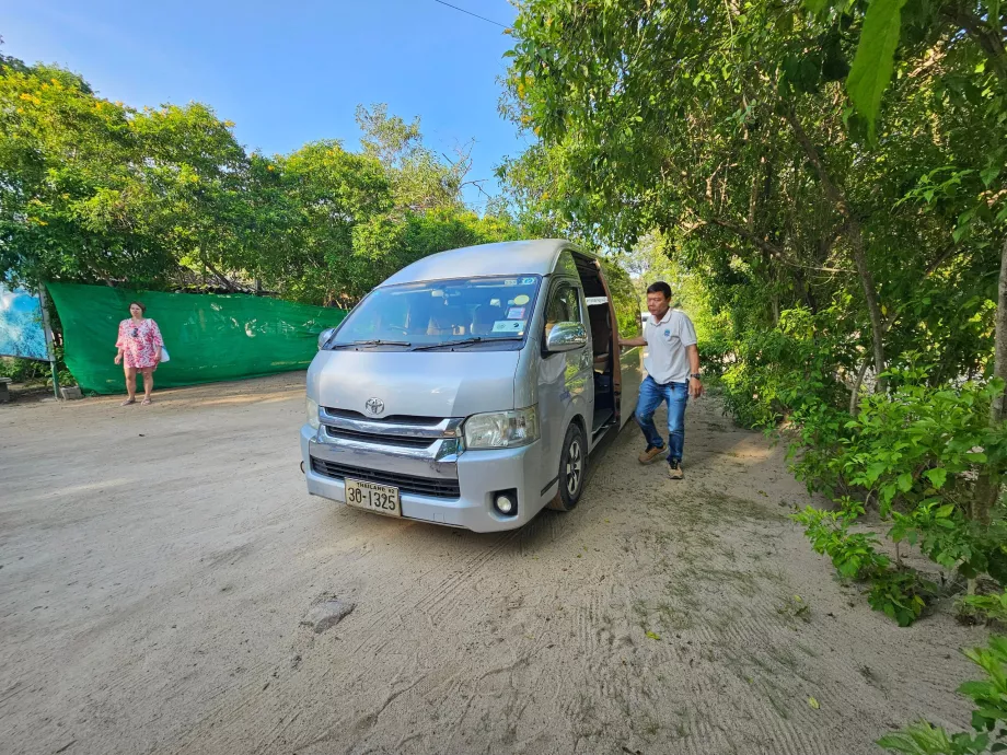 Minivan til transport fra hotellet til havnen
