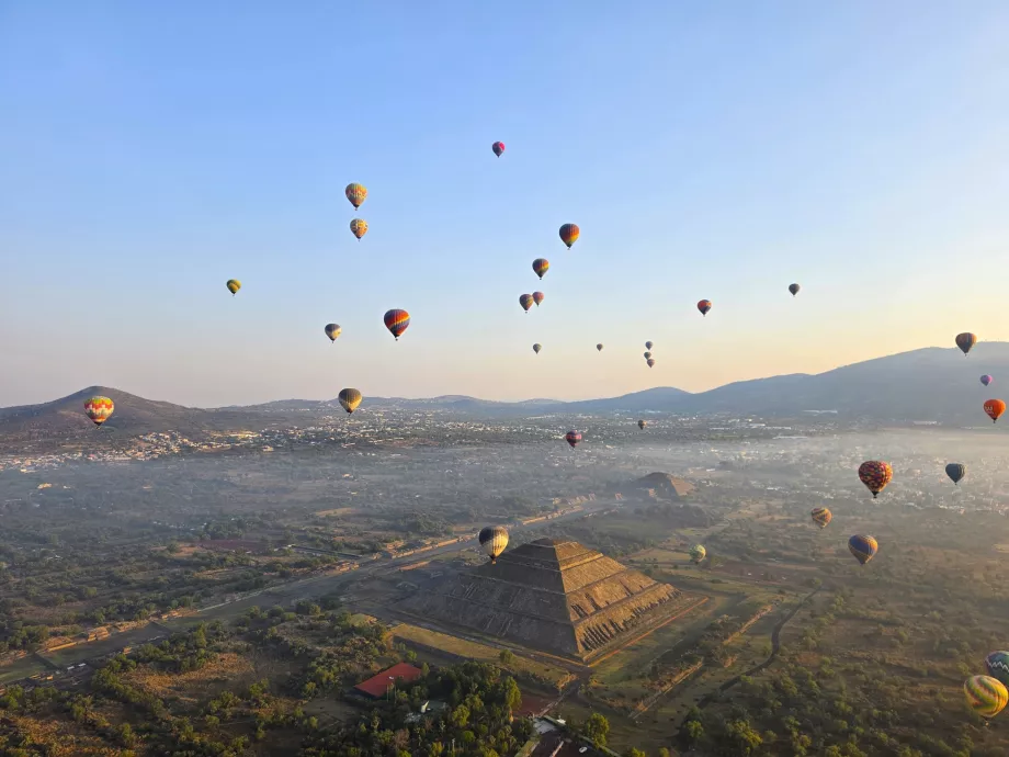 Ballonflyvning over pyramiderne i Teotihuacán