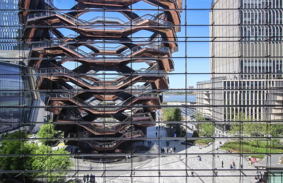 Skibet set fra skyskraberen The Edge