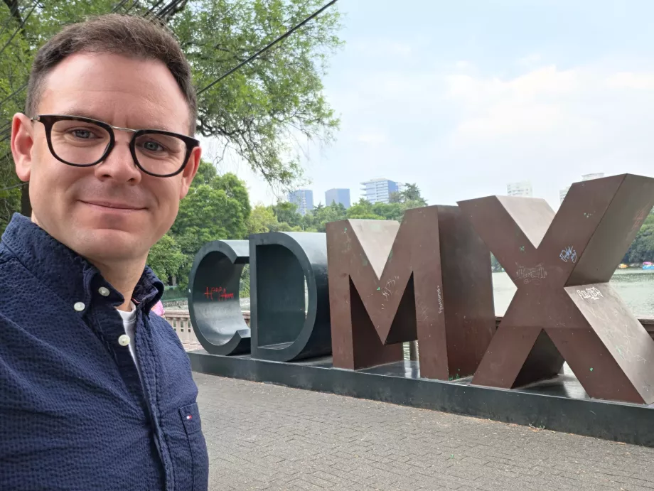 Mig foran skiltet "CDMX"