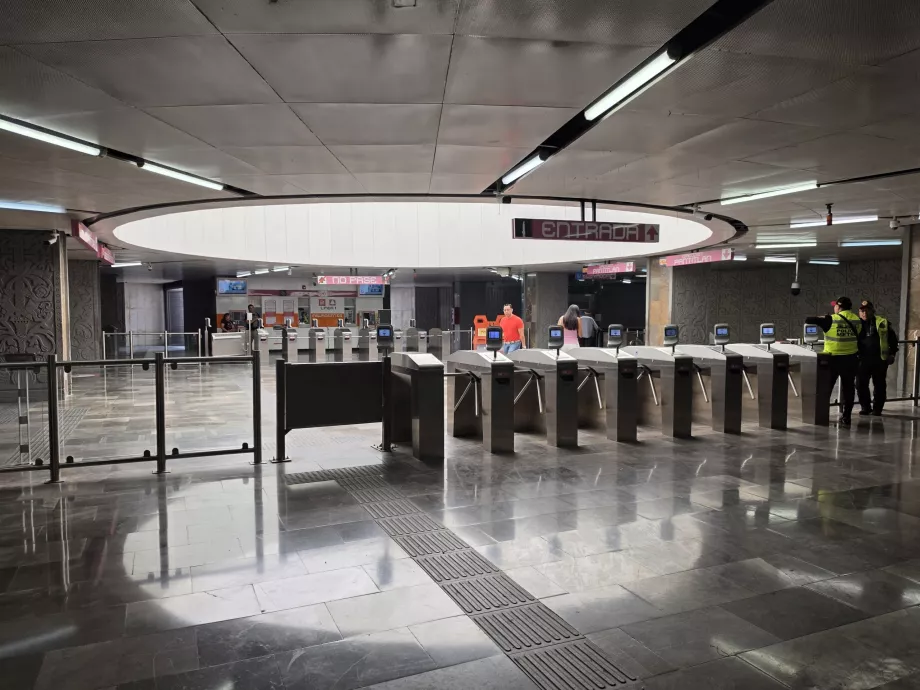 Indgang til stationen via drejekors