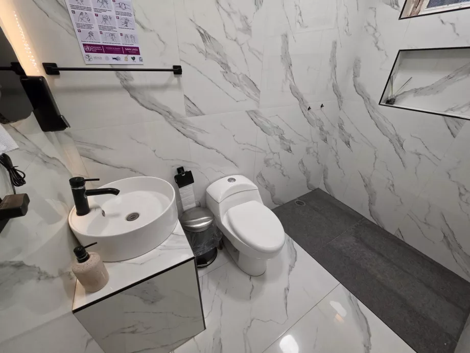 Toilet ved receptionen