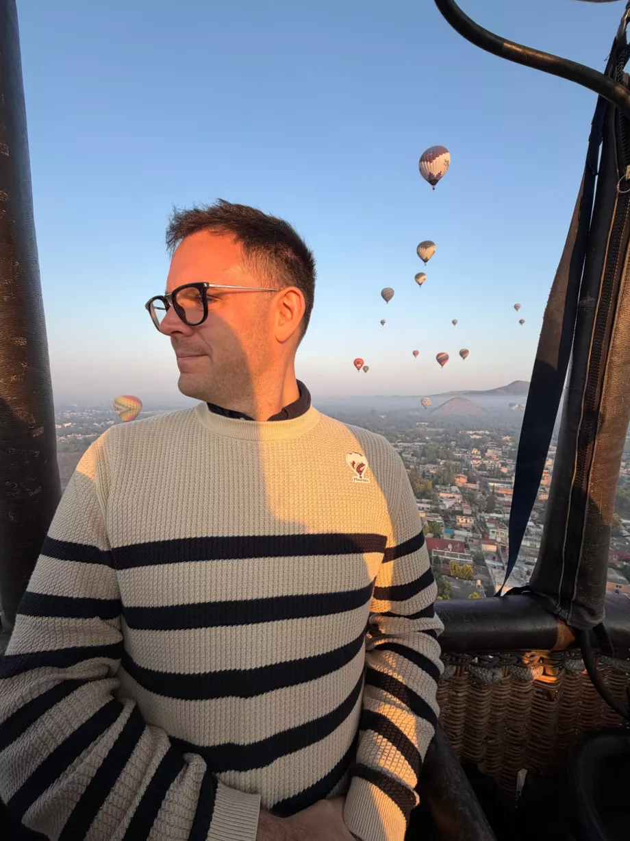 Mig i en ballon over pyramiderne