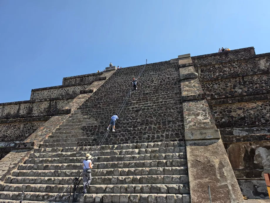 Bestigning af månens pyramide