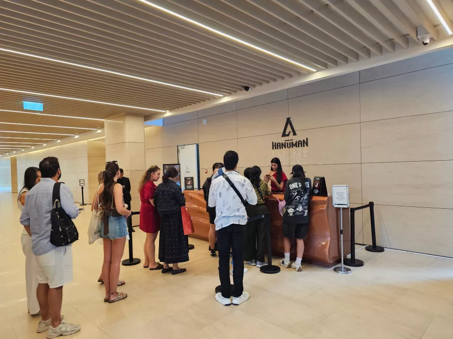 Akara Sky Hanuman - Reception i kælderen