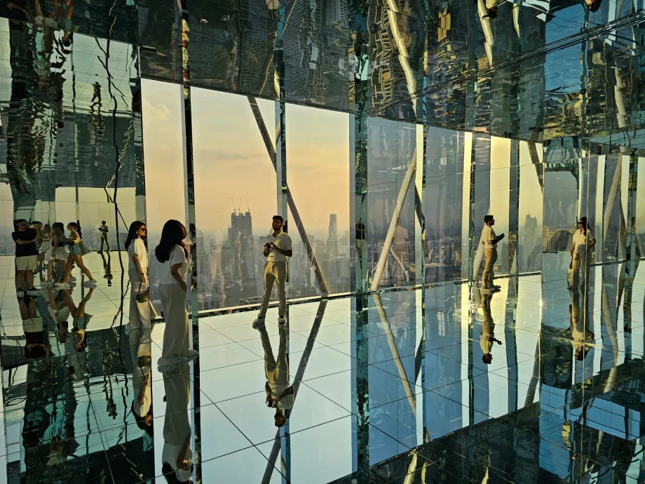 Akara Sky Hanuman - Bangkok Refleksion