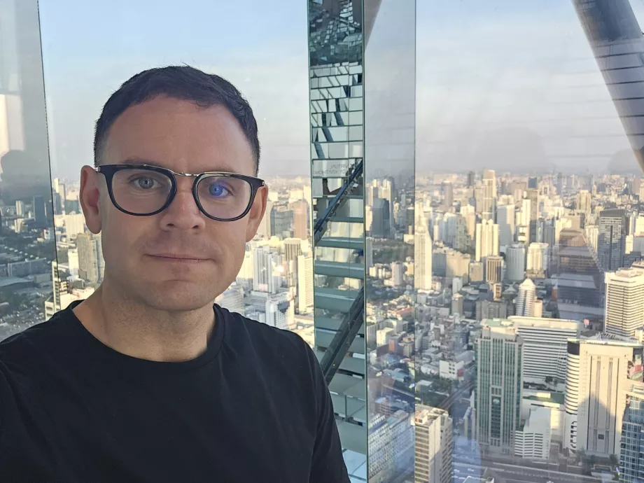 Akara Sky Hanuman - Mig i rummet Bangkok Refleksion