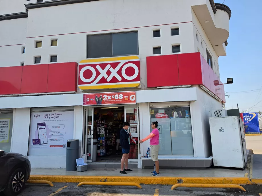 Overfor ligger Oxxo minimarkedet