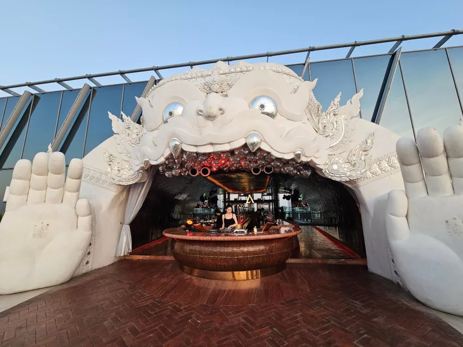 Akara Sky Hanuman - den ikoniske indgang til terrassen