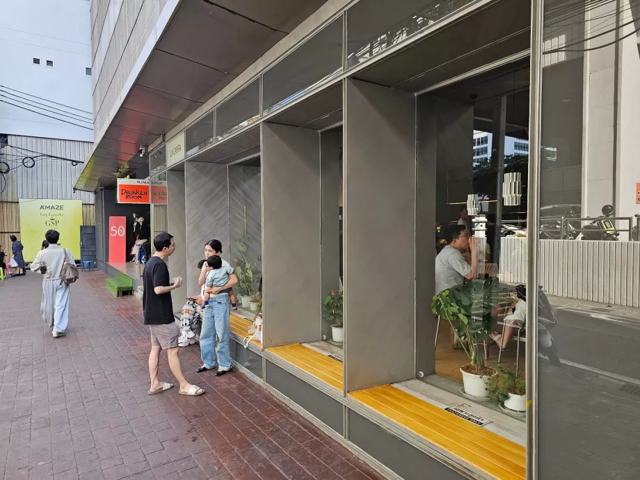 La Cabra, udendørs siddepladser