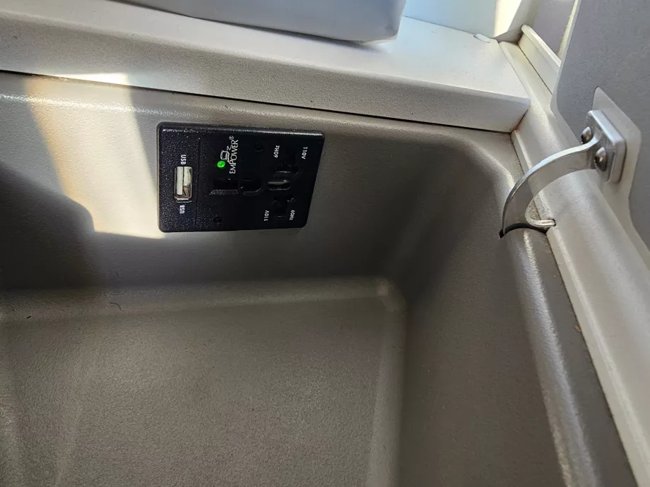 Stikkontakt og USB-stik