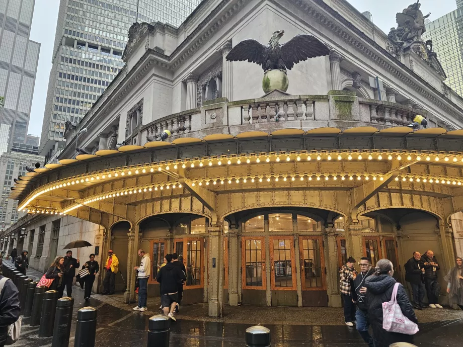 Ørnestatue over indgangen