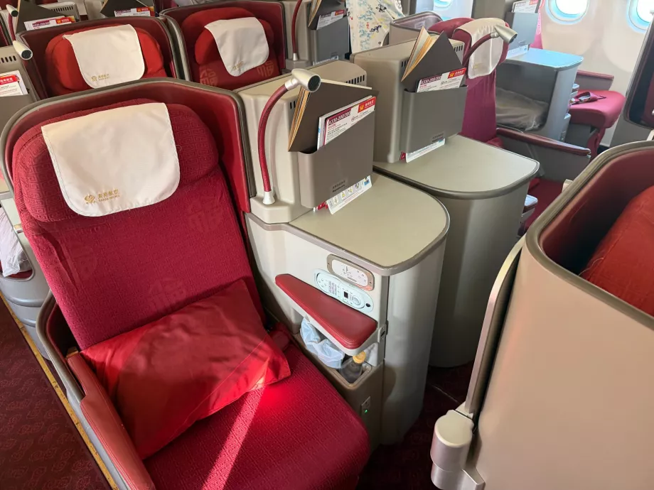 En anden variant af midtersæderne (langt fra hinanden)