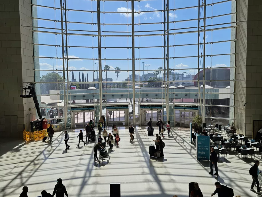 Udgang fra Terminal 1 til metro og busser