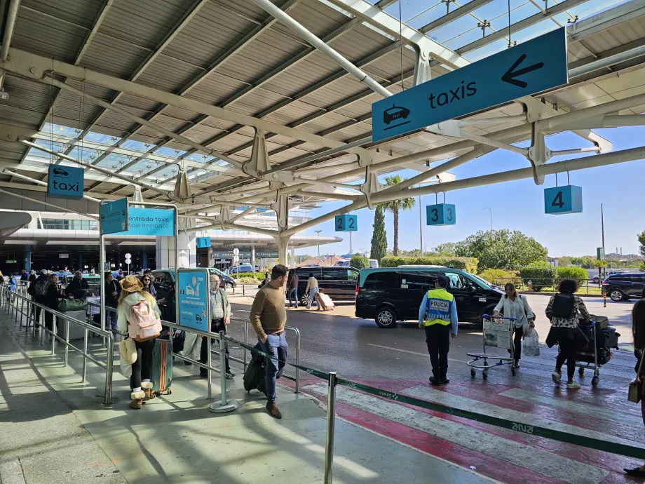 Taxaholdeplads foran Terminal 1
