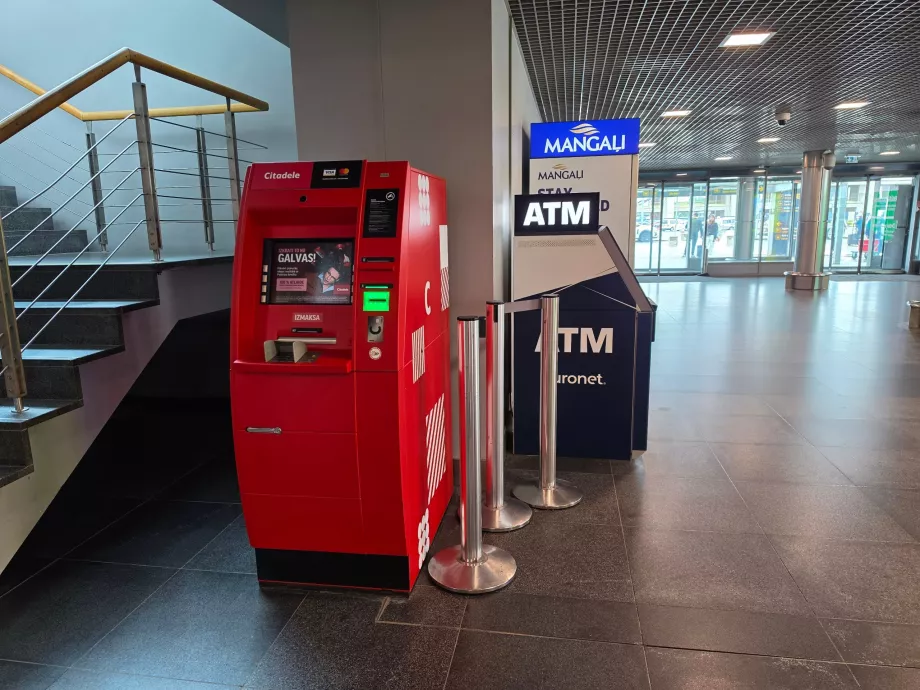 Hæveautomater i ankomsthallen