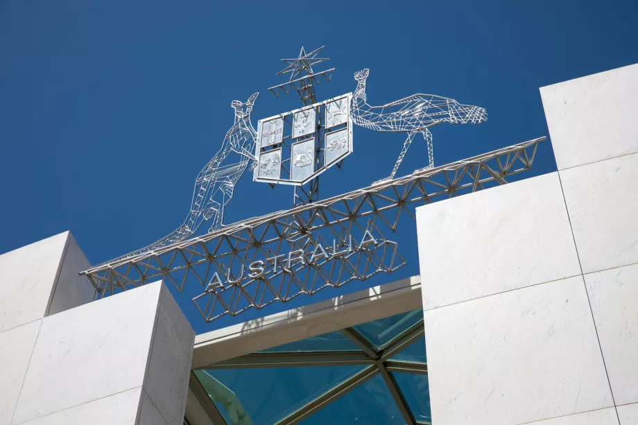 Australiens våbenskjold over indgangen til parlamentet