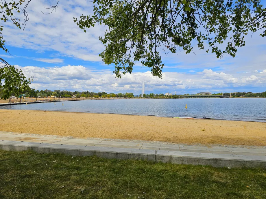 Strand ved søen