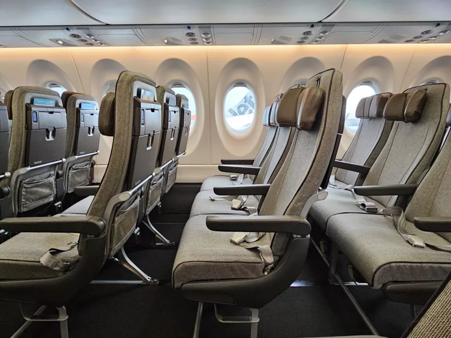 Sæder på økonomiklasse, Airbus A220
