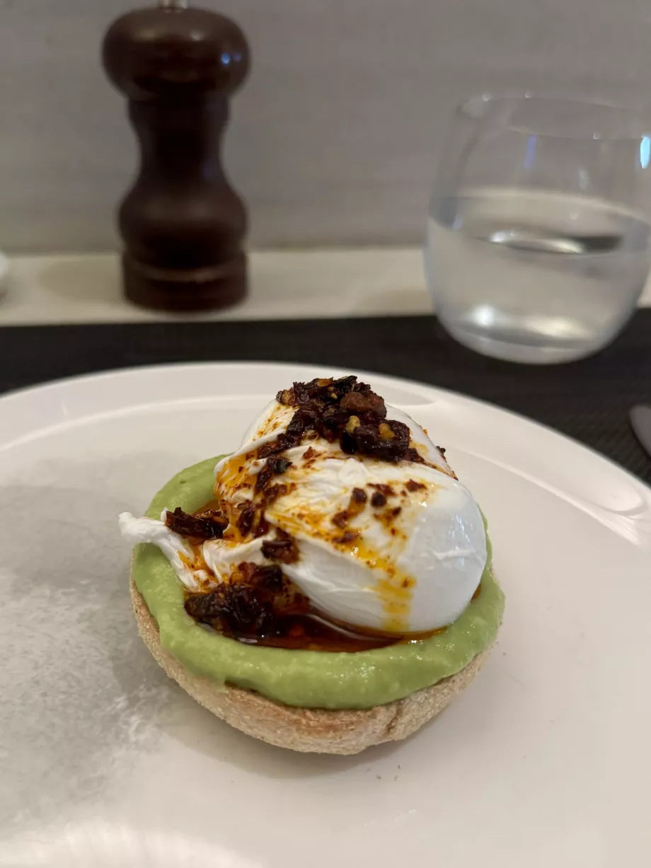 Avocado toast med æg og chili