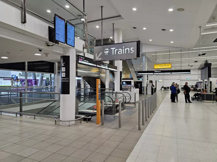 Indgang til togstationen fra terminalerne T2 og T3