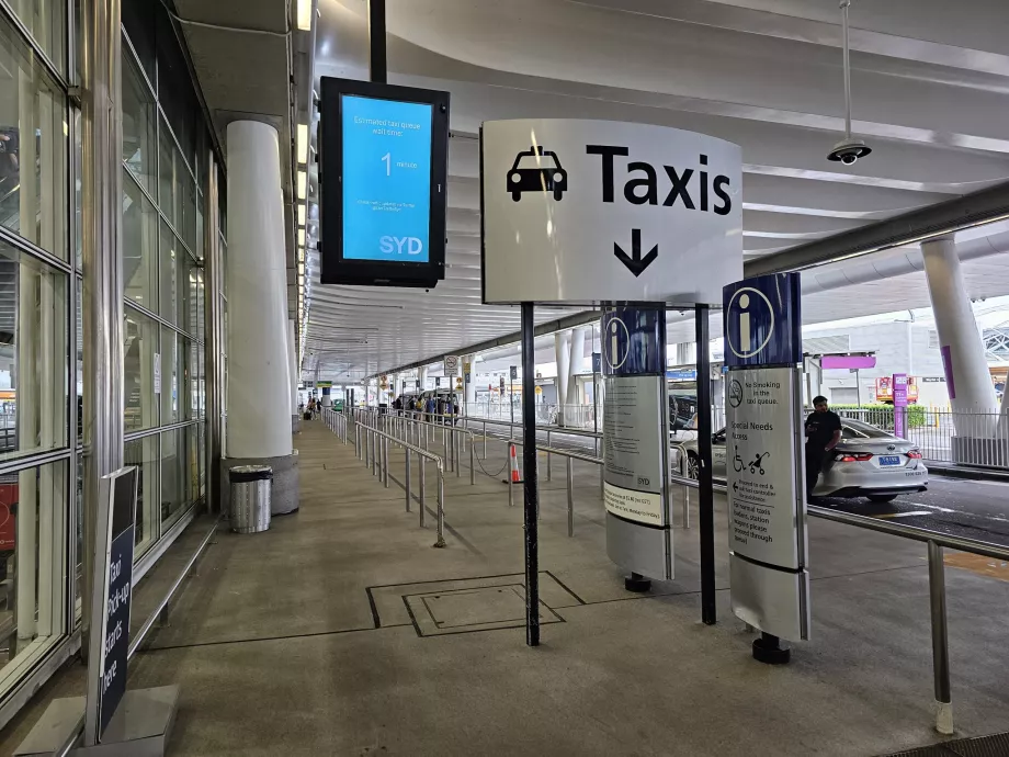 Taxaholdeplads foran Terminal 2
