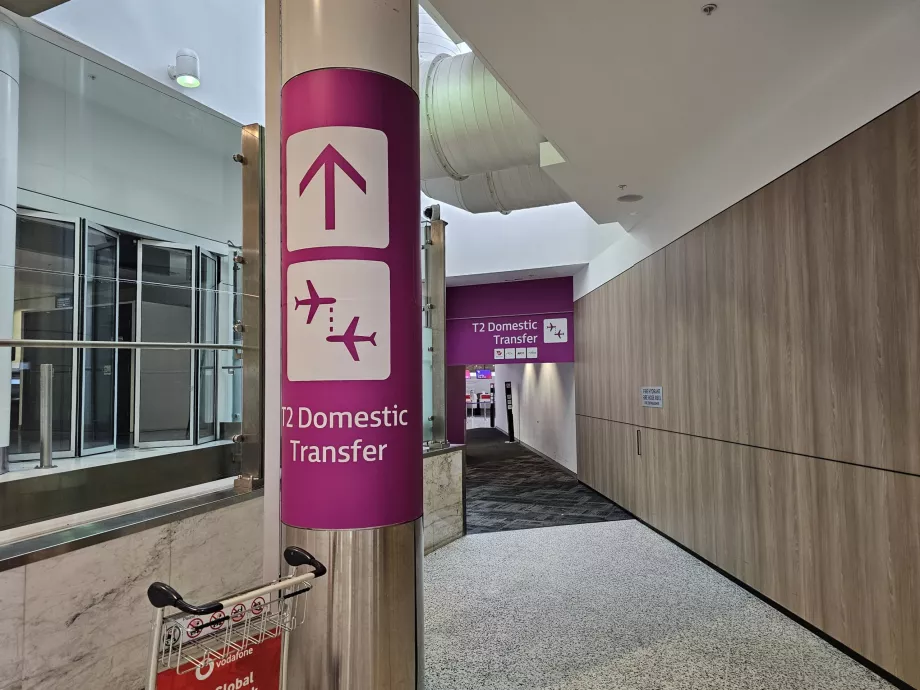 Skilte ved Terminal 1 for at skifte til Terminal 2