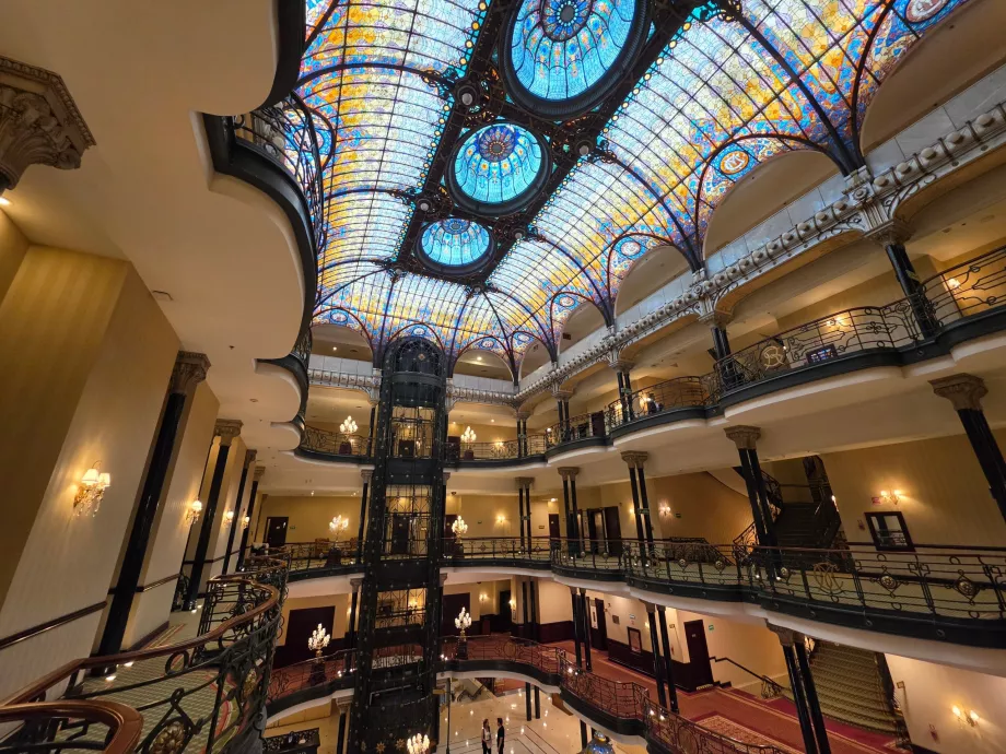 Hotellets hovedlobby