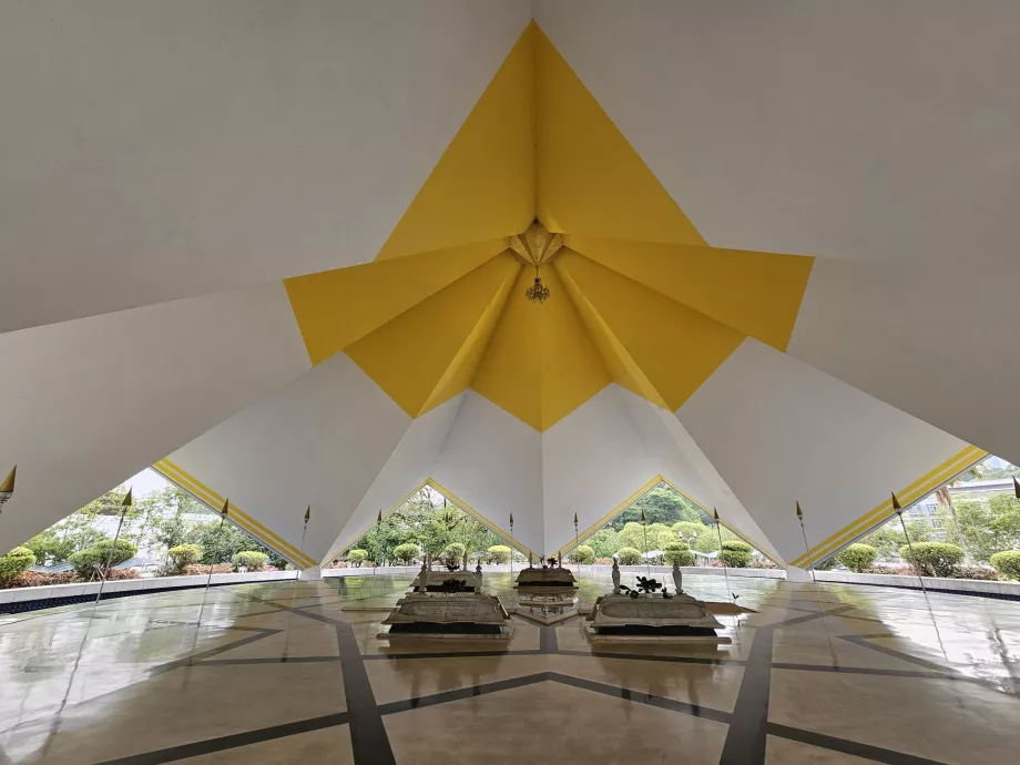 Den nationale moské, Makam Pahlawan-graven