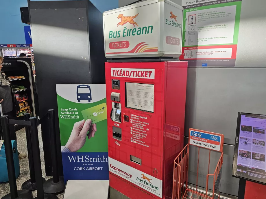 Billetautomat inde i ankomsthallen