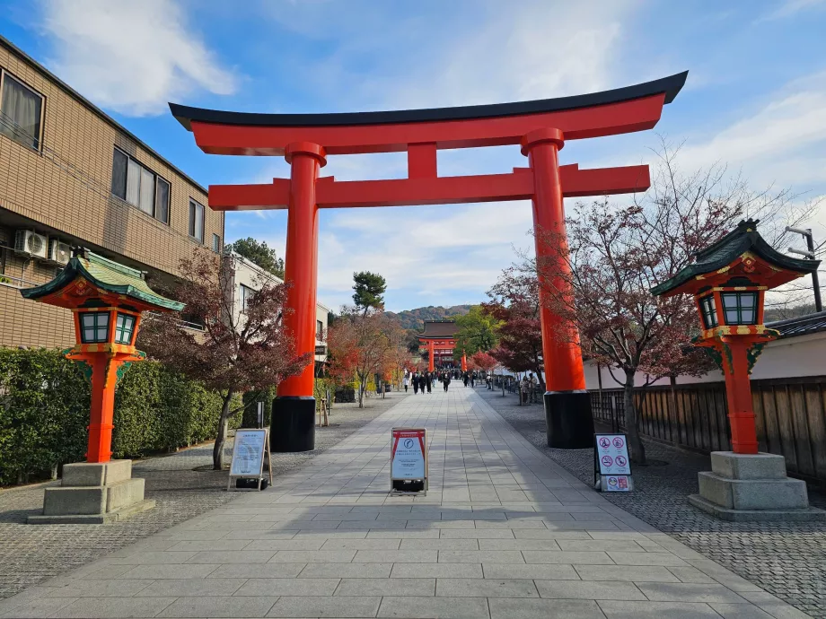 Indgangszone for fodgængere fra togstationer